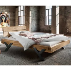 Designbett aus Eichenbalken mit Metallfüßen - Frenanda Betten