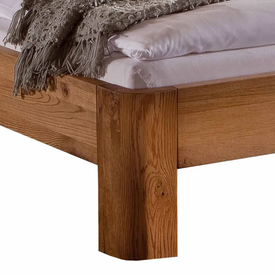 Robustes Eiche Massivholzbett Mora mit gebogenem Kopfteil Betten